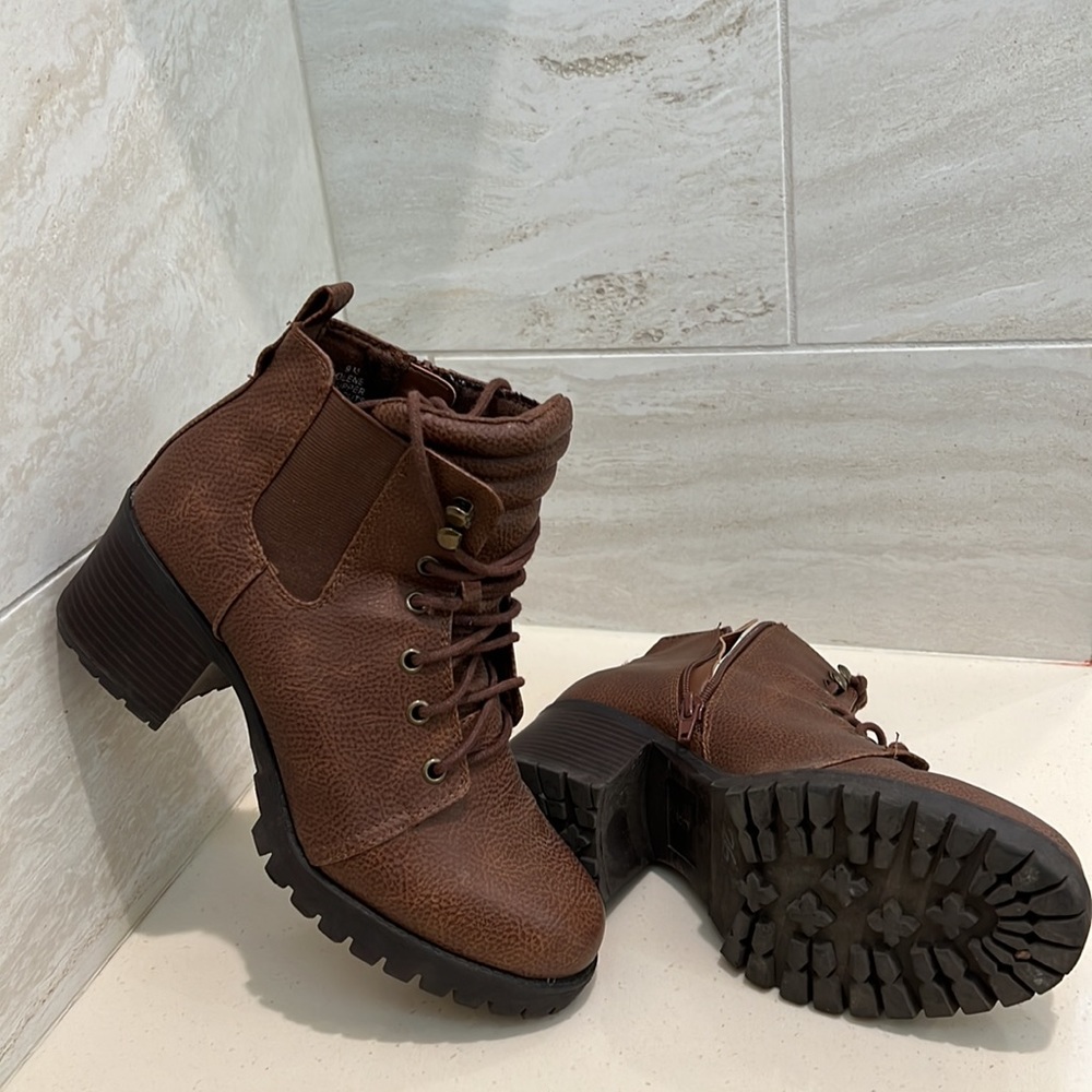 Boots - Picture 3 of 3